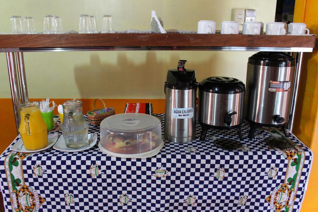 Residencial Noelia Hostel Пуерто Игуасу Екстериор снимка