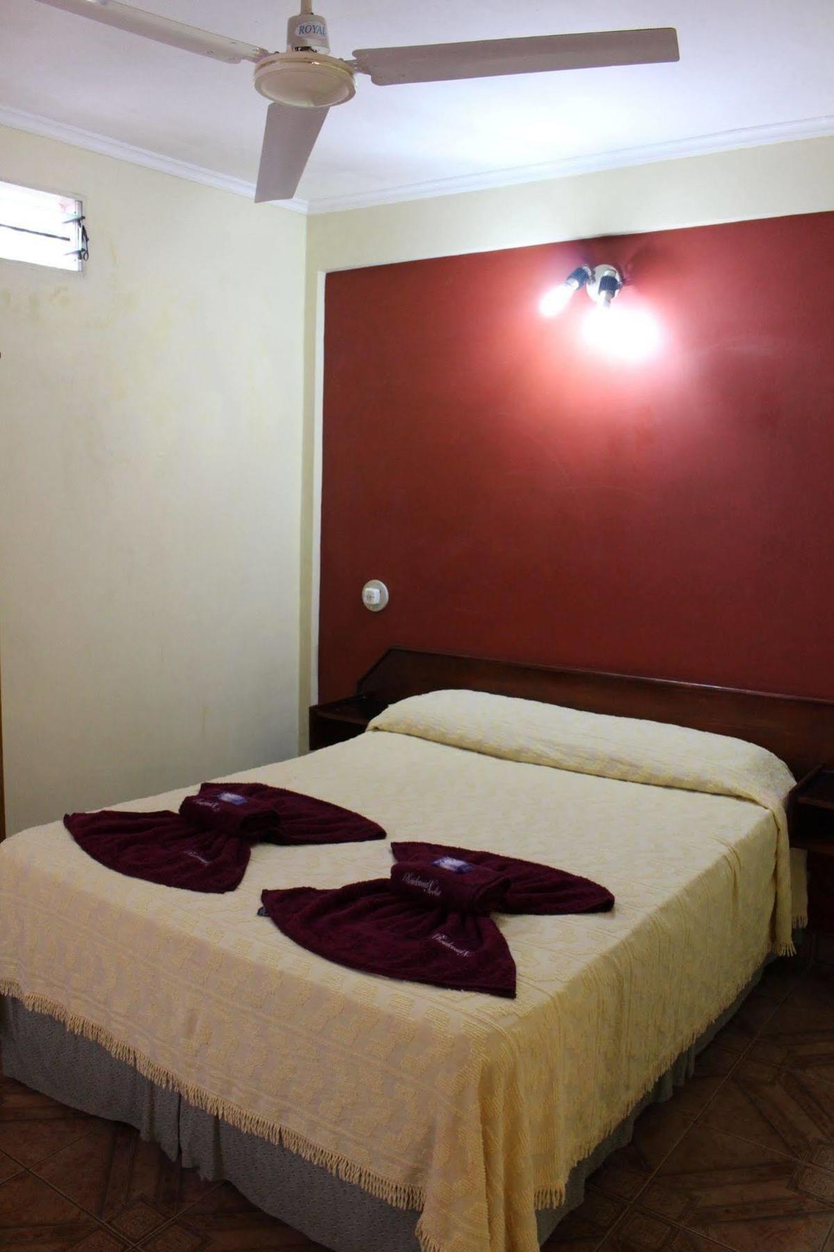 Residencial Noelia Hostel Пуерто Игуасу Екстериор снимка